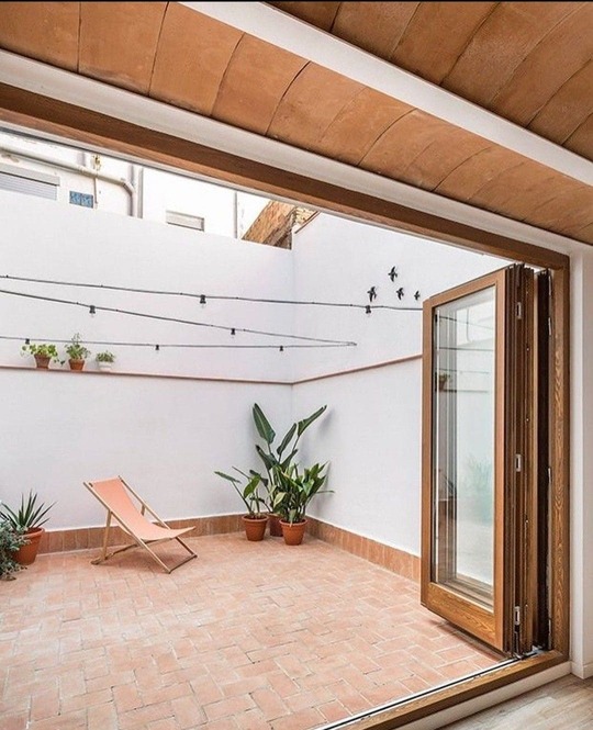 Reforma integral con patio completada en Barcelona