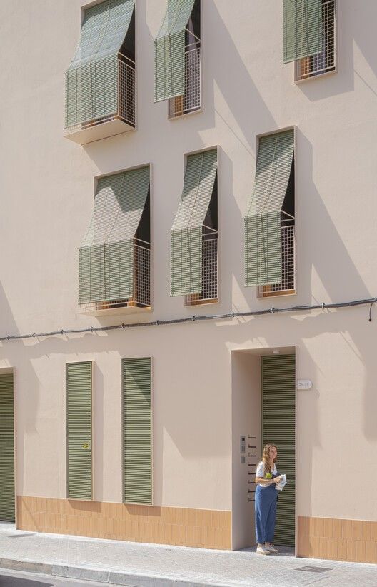 Rehabilitación de fachada con sistema de aislamiento SATE en Esplugues de Llobregat